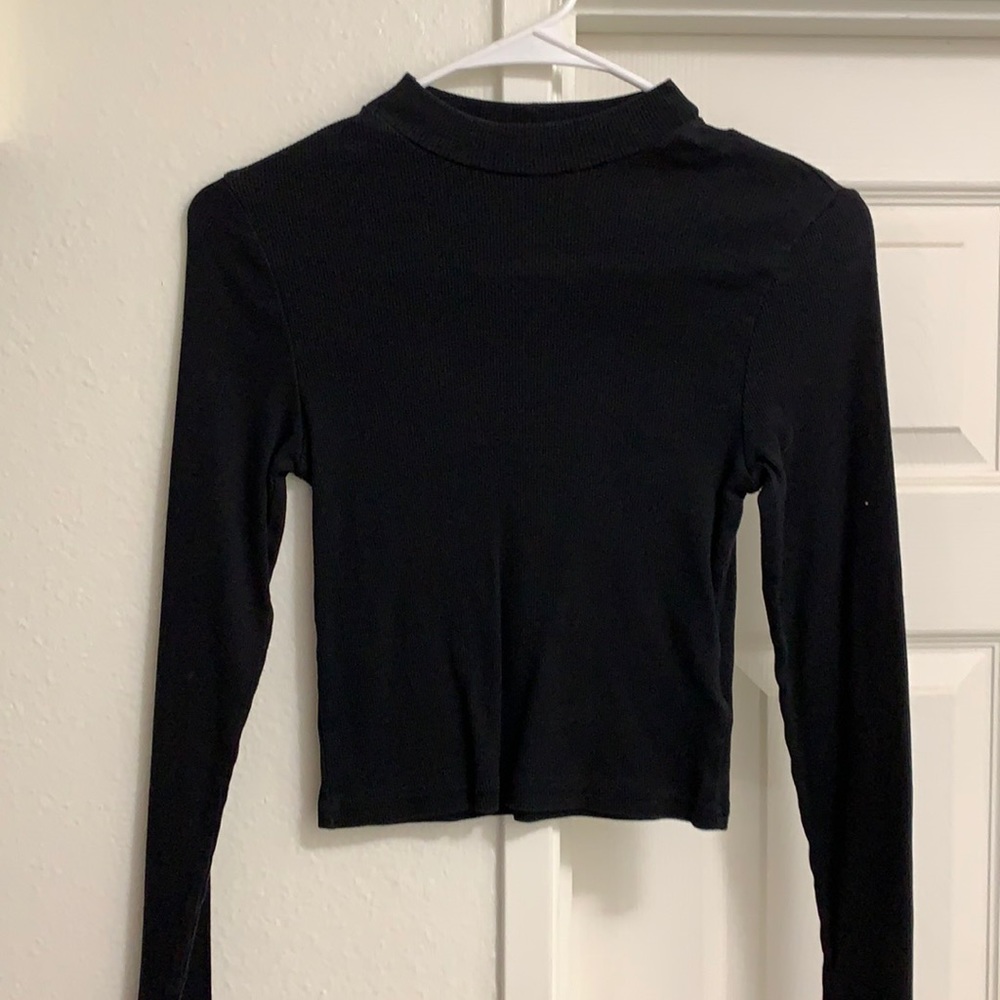 Black long sleeve crop-top
